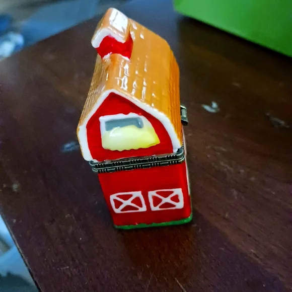 Vintage Red Barn Trinket Box with Black Rooster - Picture 4 of 8